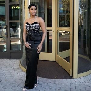 Elegant Black Strapless Evening Gown with diamond Embellishment